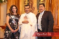  Familia Díaz Torrescano con el padre Rubén Pérez.