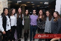  Los novios con sus amigas.
