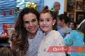  Daniela con su hija Sofía.
