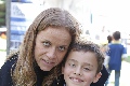  Mariana Torres con su hijo Santiago.