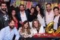  Festejando con sus amigos.
