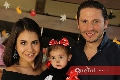  Bety Lázaro y Guillermo Hernández con su hija Inés.