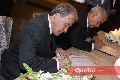  Los papás firmando.