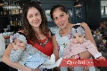  Pupi y María José Torrescano con sus bebitas.