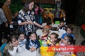  Con sus amigos.