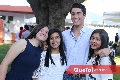  Con sus primas.