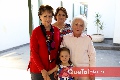  Con sus abuelas y tía.