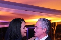  Bailando con su esposa.