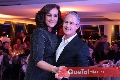  Maricarmen López bailando con su compadre Jorge Aldrett.