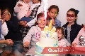  Alexia con su pastel de cumple.