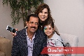  Alberto Kasis y Cristina Galán con su sobrina Alexia.