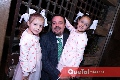  Héctor Morales con sus hijas Sofía y Paula.