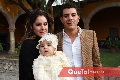   Pupy Torrescano y Mauricio Delgado con su ahijada María Inés.