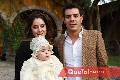   Pupy Torrescano y Mauricio Delgado con su ahijada María Inés.