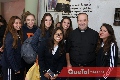  Alumnas con el Director, padre Fernando.