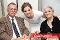  Daniela con sus abuelos maternos Víctor y Lucía Gárate.