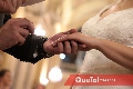  Entregando la sortija de matrimonio.