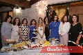  Lucía con su mamá y sus tías Cabrera anfitrionas de la despedida.