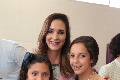 Gabriela Estrada de Del Sol con sus hijas Jimena y Valeria.