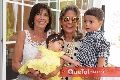  Maggie y Gaby con sus nietos.