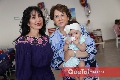  Elizabeth Berrones y Mati Ocejo con su nieta Barbarita.