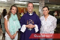  Karina Vita, Padre Pablo Roger y Marlú Mendizábal.