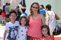  Viviana Navarro de Fernández con sus hijos.