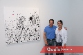  Héctor Hinojosa y Beatriz Treviño con su cuadro de la pintora Mónica del Pozo.