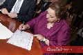  Estela Acebo, mamá de Montse firmando como testigo.