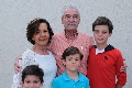  Mercedes y Juan Manuel Subirana con sus nietos.
