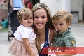  Elena y Julián con su mamá Elsa Paz.