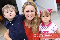  Agustín y Valentina con su mamá Luz Adriana Arellano.