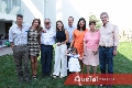  La cumpleañera con sus hijos, yerno y bisnieta.