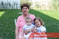  Maruchis Andrés con sus bisnietos Roberto e Isabella.