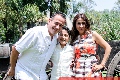  Diego con sus papás.
