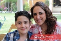   Mónica Cantú con su hijo, muy contentos.