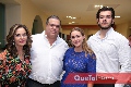 Paty González de Esparza y Carlos Esparza con sus hijos Tamara y Carlos.