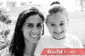 Corina con mamá.