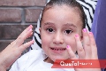 Cori recibiendo manicure.