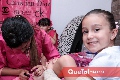 Cori recibiendo pedicure.