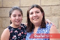 Muy contentas.
