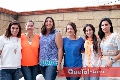 Las mamás disfrutando la fiesta.