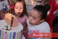 Soplando las velita del pastel.