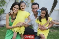  Alejandro Narro y Sofía Hinojosa con sus hijas Sofía y Luisa.