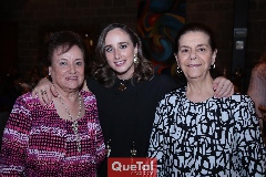  Ángeles Mahbub de Labastida con sus abuelitas Maruca Flores de Martínez y July Sarquis de Mahbub.