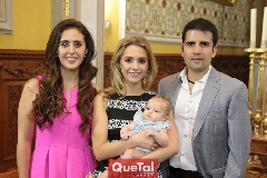  Los padrinos Valeria y Faustina Villarreal, Alonso Gómez Villalobos y la pequeña Pía.