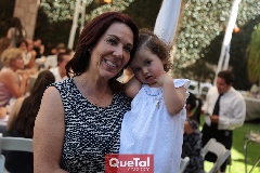  Lourdes Alcalde y su nieta Renata.
