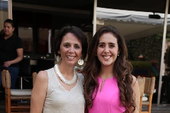  Diana Villegas de Villarreal con su hija Valeria Villarreal.