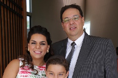  Arturo con sus papás Maribel y Moisés Payán.