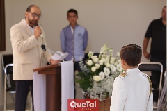  Arturo atento a las palabras de su abuelo.